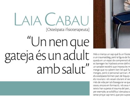 Un nen que gateja és un adult amb salut